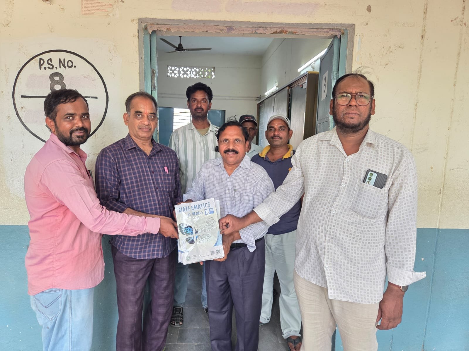 పాఠశాల గంట మోగేలోపే ప్రతి విద్యార్థి చేతిలో పుస్తకాలు – గంగాధర మండలంలో 100% పంపిణీ ప్రారంభం”